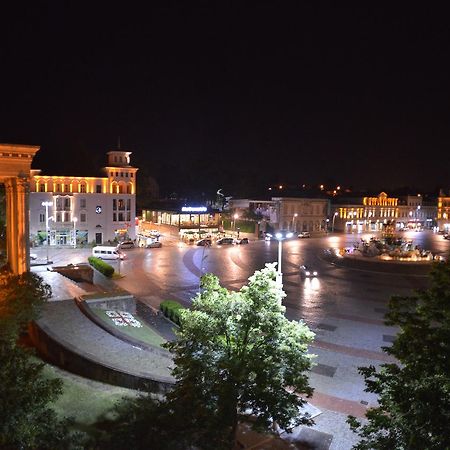 Central Apartments Koetaisi Buitenkant foto